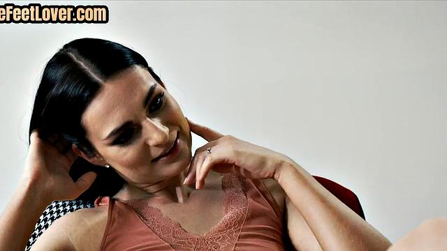 Pussysmashed footmodel babe pleases footlicking friend