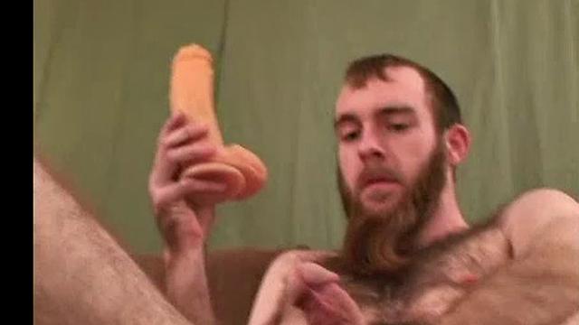 эд дрочит и кончает на камеру