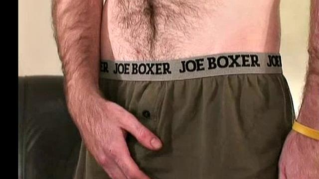 эд дрочит и кончает на камеру