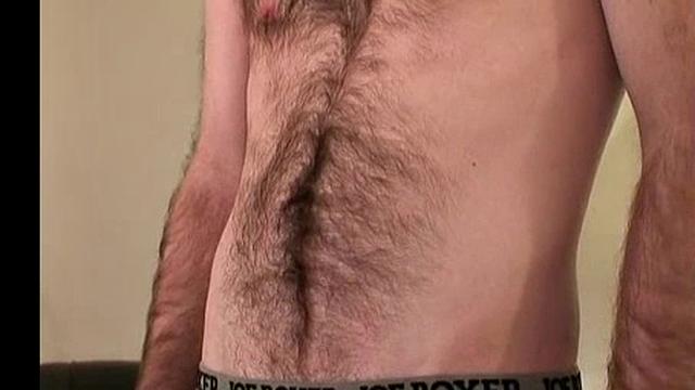 эд дрочит и кончает на камеру