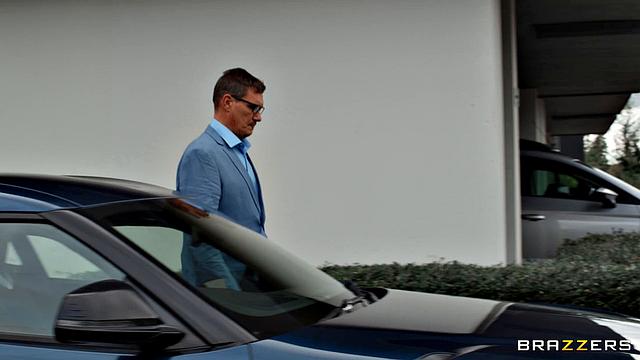 Похотливая светская львица Ема Картер изменяет мужу с охранником и учит его трахать жёстко как надо.