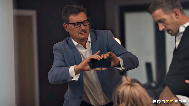 Похотливая светская львица Ема Картер изменяет мужу с охранником и учит его трахать жёстко как надо.