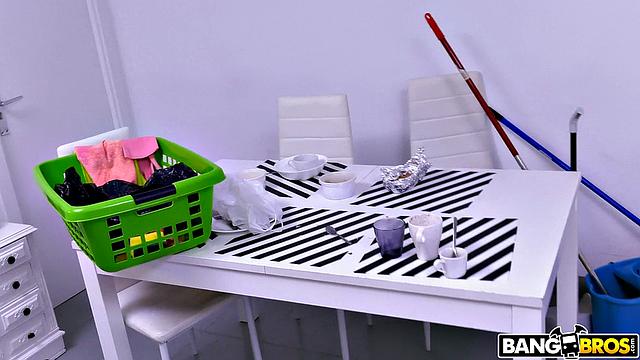 Две развратные горничные устраивают жесткий анал с хозяином студии