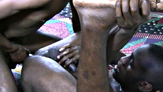 Real 21yo Africanos enjoy barebacking anal sex at home