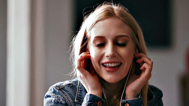 Lesbian babes enjoy kissing, licking, fingering, and 69 pose