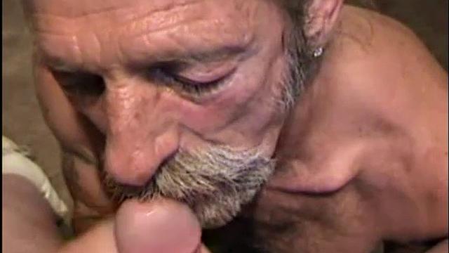 Трудяги устраивают жёсткий секс прямо на стройке