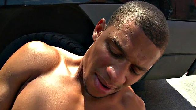 Ebony picked up thug fucked outdoors for cash by white top