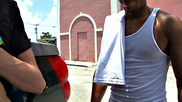 Ebony picked up thug fucked outdoors for cash by white top