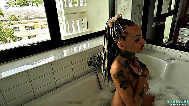 Немка с тату раздвигает в душе и жадно глотает член до конца.