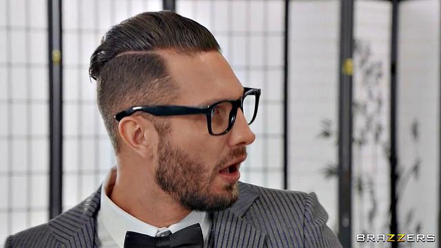 Феникс Мари меняет наряды и трахается с Куинтоном Джеймсом на кухне в утро