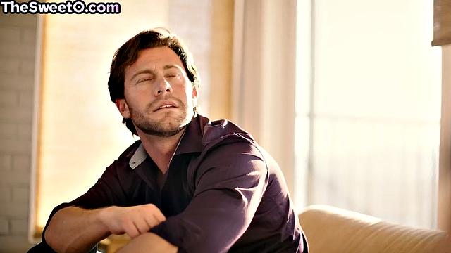 Страстная худышка скачет на члене любимого, чувственный секс для двоих.