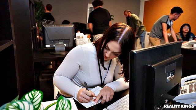 офисная сука не может сдержаться - сосёт член коллеге и получает кремпай в пизду