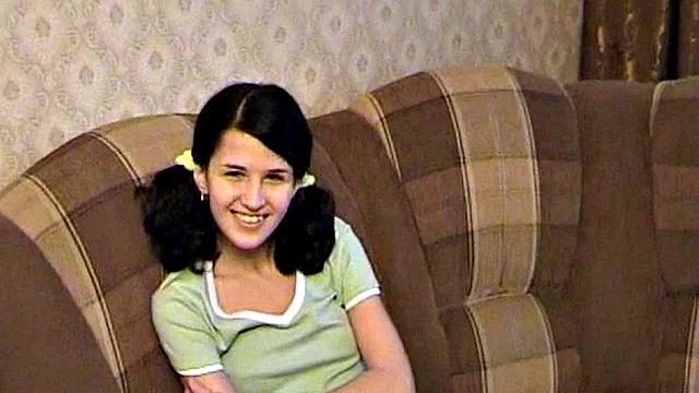 Ингa кайфует на диване с вибратором и широкой улыбкой