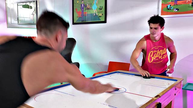 тусовщик садится на член качка и получает без резинки