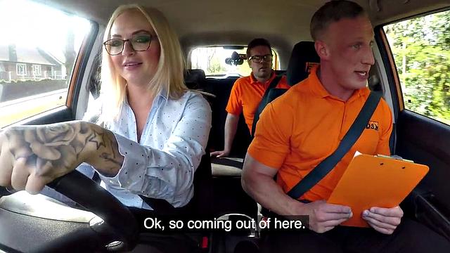 смотри, как британская блондинка дрочит водителю и сквиртит в машине