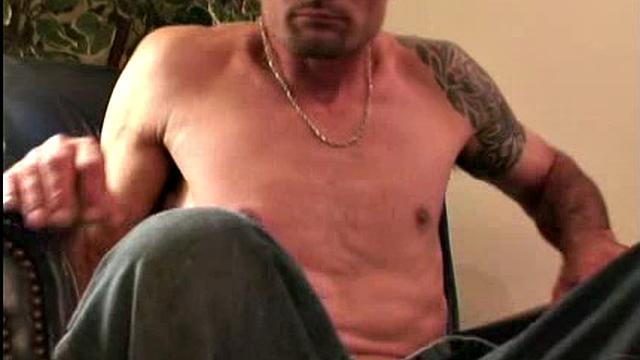 Эвери дрочит мужику и ловит мощный выброс спермы на второй встрече, гей-страсть на пике напряжения.