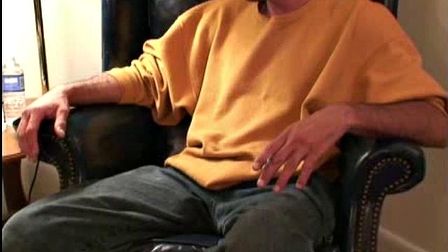 Эвери дрочит мужику и ловит мощный выброс спермы на второй встрече, гей-страсть на пике напряжения.