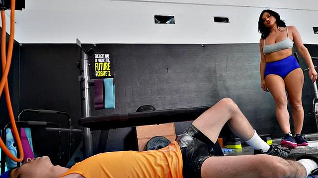 Short boi fucks curvy MILF with big ass and big boobs in gym