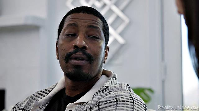 Лана Смоллс случайно надела самые короткие шорты, и теперь её приемный брат не может устоять - смешная семейка и большой черный член в гостиной.