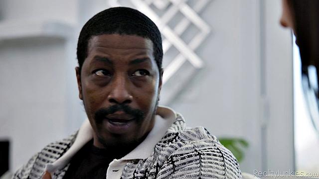 Лана Смоллс случайно надела самые короткие шорты, и теперь её приемный брат не может устоять - смешная семейка и большой черный член в гостиной.