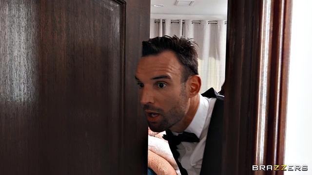 Pillow-Humping Humpette Enjoys A Threesome