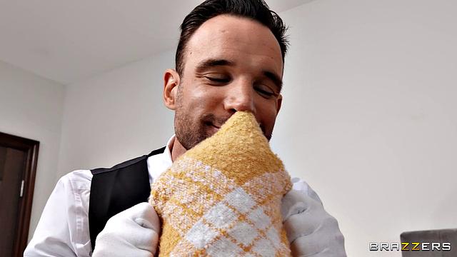 Pillow-Humping Humpette Enjoys A Threesome