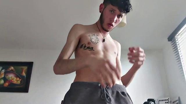 Латино красавчик дрочит свой огромный стояк и заливает душ спермой