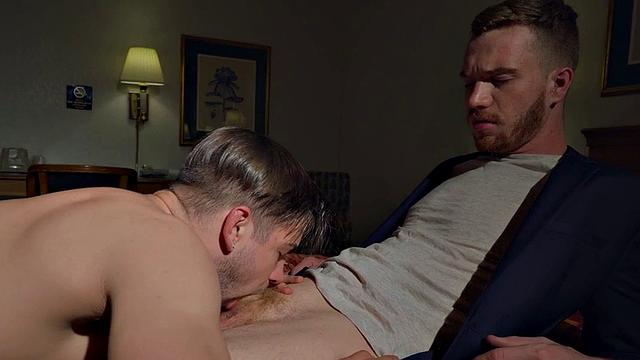 накачанный красавчик ловит двойной анал без резины, лицо блестит