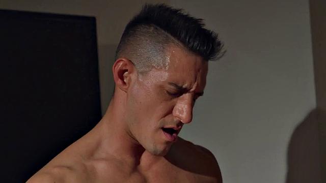 накачанный красавчик ловит двойной анал без резины, лицо блестит