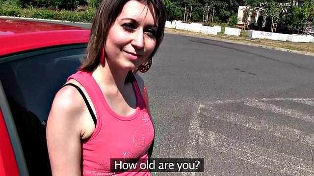 русская красотка трахается в лесу с гладко выбритой киской