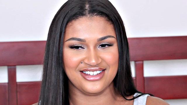 жаркая чернокожая шлюха зарабатывает на домашнем сексе