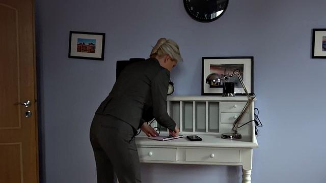 деловая milf в форме мастурбирует и занимается трибо с любовницей