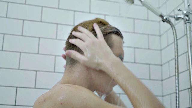 Skinny twink wanking in bathroom before cumming