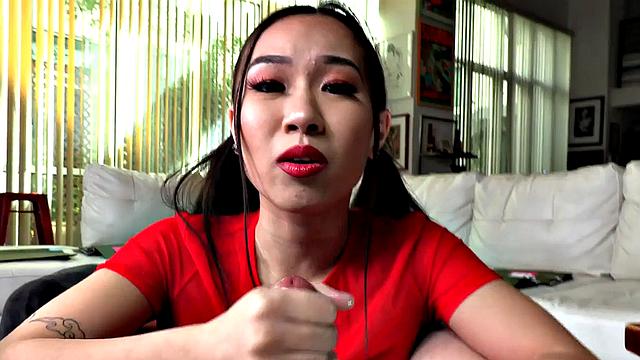азиатская госпожа медленно дрочит и шепчет грязные фантазии