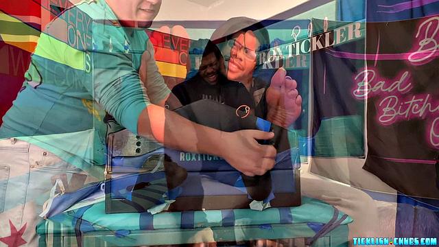 Дразнят член и щекочут - J & Matt