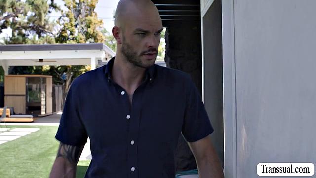 Транссексуалка Ева Максим жарко соблазняет соседа-ремонтника и дает ему в анал, страсть на пределе!