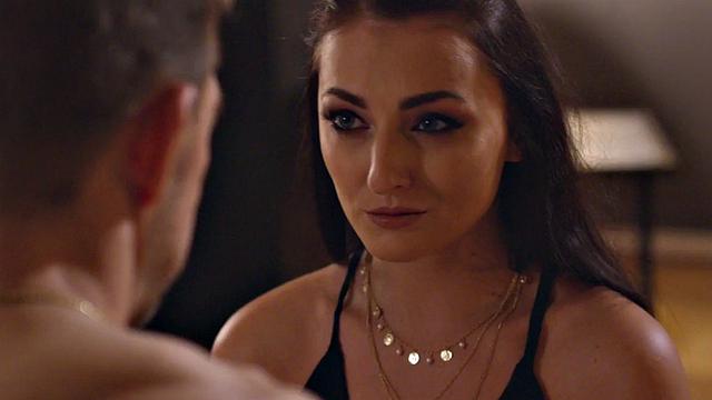 Гламурная милфа получает кунилингус и трахается в спальне