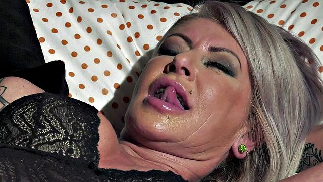 21 SEXTREME - Cute Mia Evans Loves Playing With Her Pussy And Older Lover Joins Her