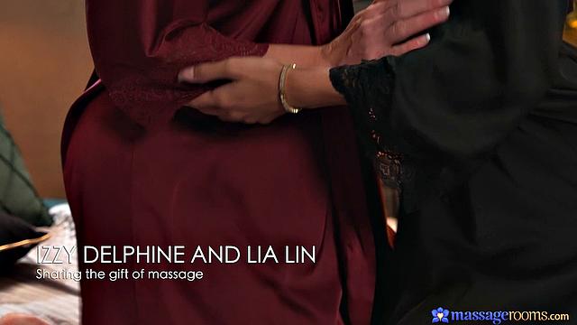 лесбийский массаж: подарок - секс-игрушка и лужа масла на постели