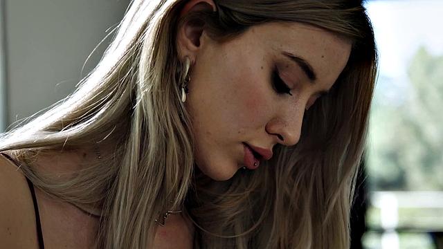 жаркие лесбиянки не могут остановиться - сперва массаж, потом страстный римминг