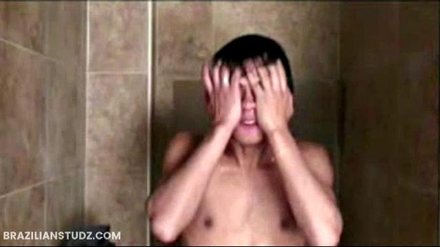 Четверо парней устраивают горячую тусовку с большими членами, юмор на высоте и движуха та ещё