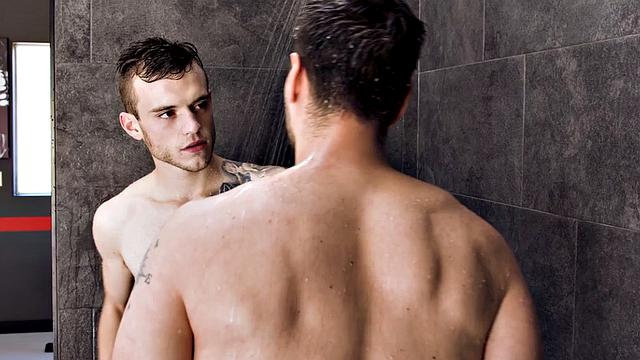 горячий качок разрывает татуированного твинка в душевой