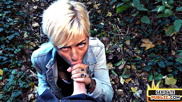 немецкая милфа сосёт на улице, а потом в отеле устраивает карьеру за членом