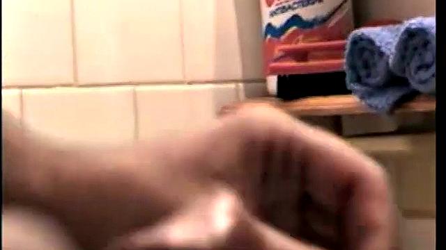 Зак дрочит толстый член и кончает с кайфом