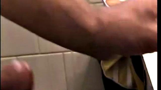 Зак дрочит толстый член и кончает с кайфом