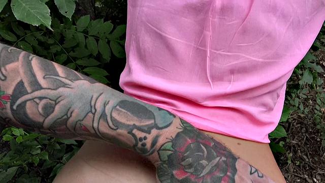 евродевка решила перекурить, а в итоге сосёт на свежем воздухе