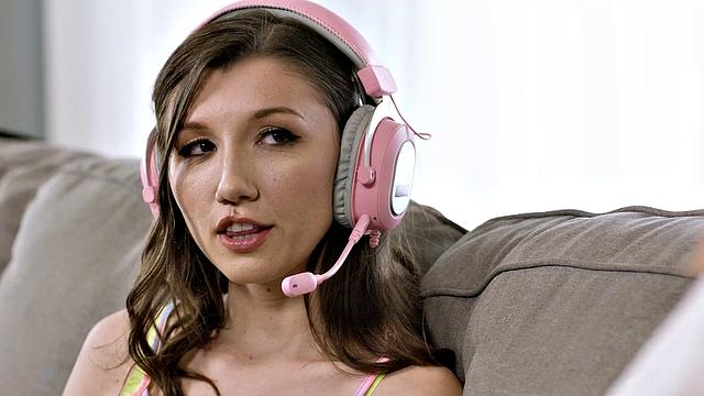 смотри, как зрелая тёлка тейлор ганнер соблазняет падчерицу майю вульф для лесбийских утех