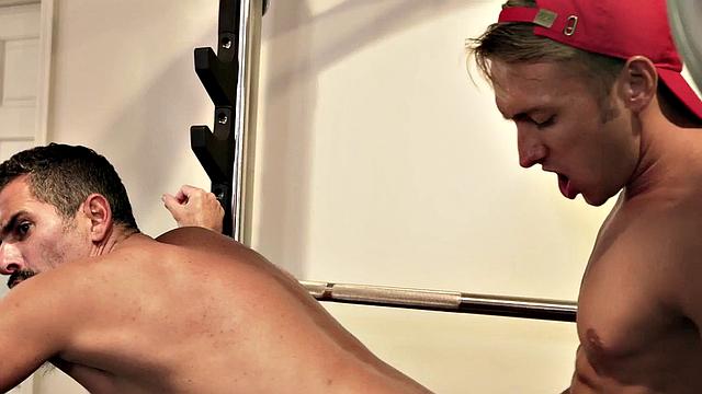 Gym gaydaddy bottomed by cute blond after workout