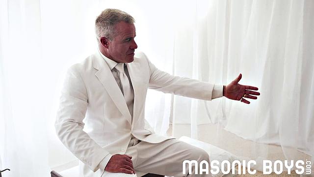 накачанный врач сосёт и трахается без гондона