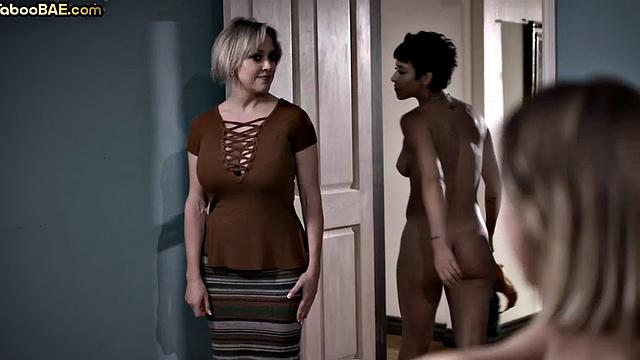 чёрные подружки трутся, а мама заходит не вовремя